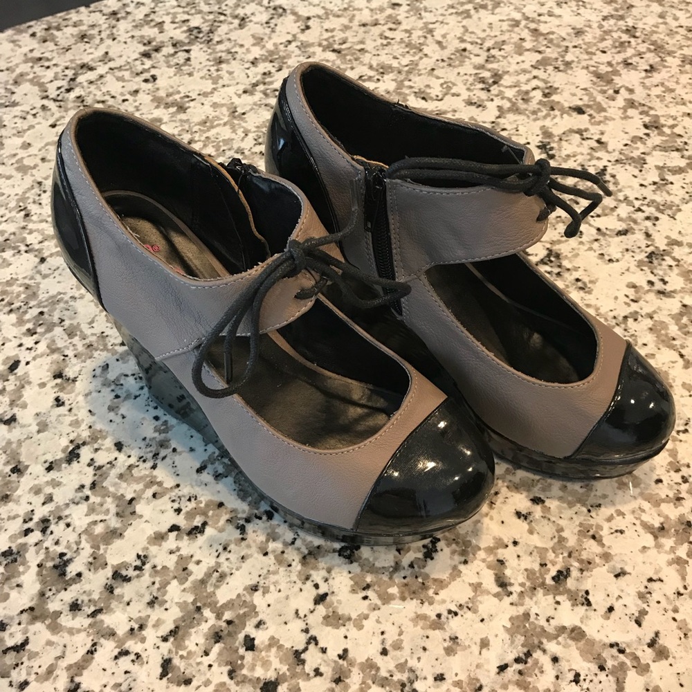 Like New condition, black and gray wedges
